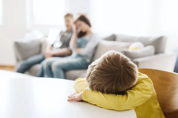 Padres indefensos y su mal comportamiento hijo en casa — Foto de Stock