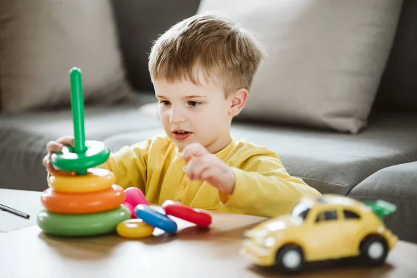 Na terapia, a criança está aprendendo habilidades que não vêm naturalmente por causa do ADHD, como ouvir e prestar atenção melhor — Fotografia de Stock