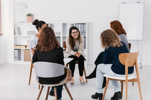 Primera reunión de la reunión del grupo de apoyo de temas de la mujer, concepto de terapia de grupo — Foto de Stock