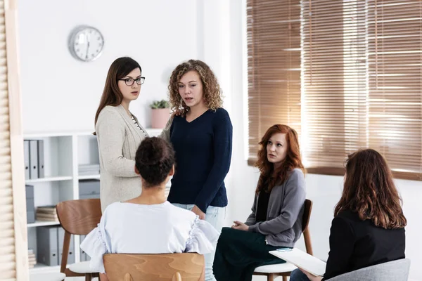 Grupo de mulheres jovens conversando sentado em um círculo. Conceito de apoio psicológico — Fotografia de Stock