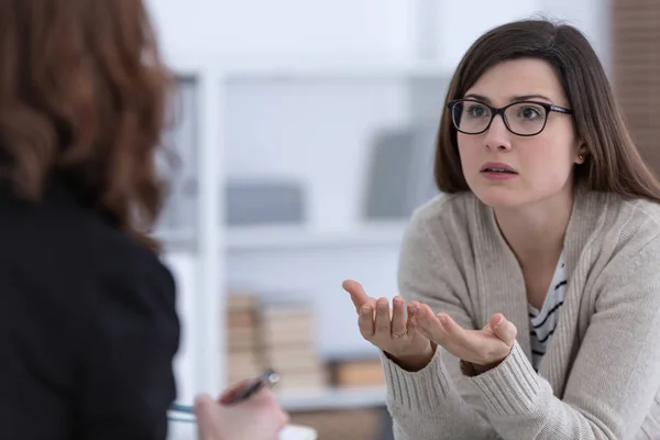 Vrouw met problemen en ondersteunende begeleider tijdens therapiesessie — Stockfoto