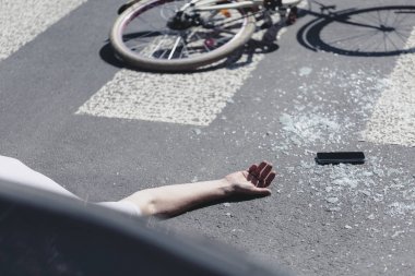 Kırık cam ve cep telefonu yanında sokakta insan eli, araba kazasında kavramı