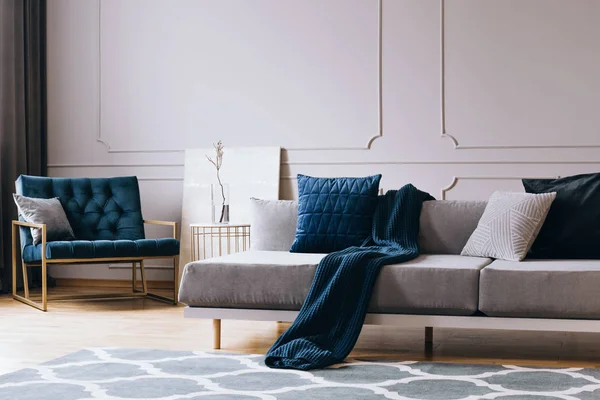 Grey monochrome living room interior with blue accents — Stock Photo, Image