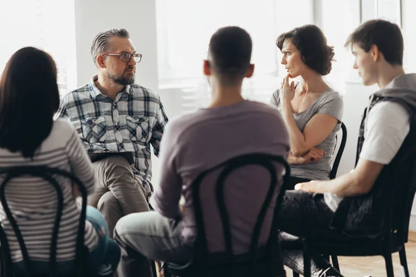 Woman talking to professional psychotherapist in support group for ACOA — Stock Photo, Image