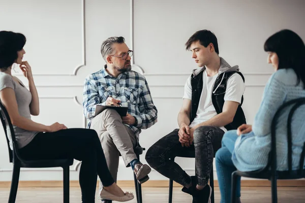 Groepstherapie sessie met psycholoog en depressieve man en vrouw — Stockfoto