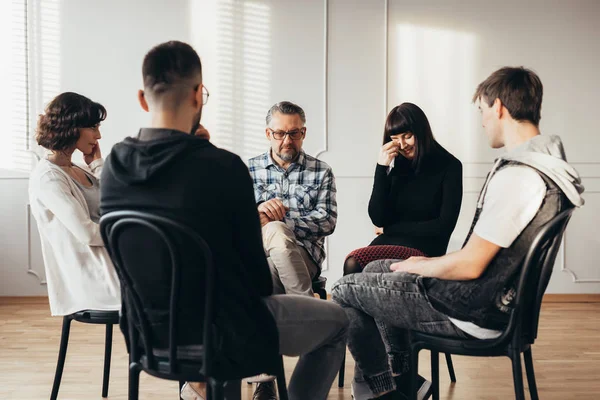 Mujer joven llorando durante la reunión del grupo de apoyo de viudas y viudas — Foto de Stock