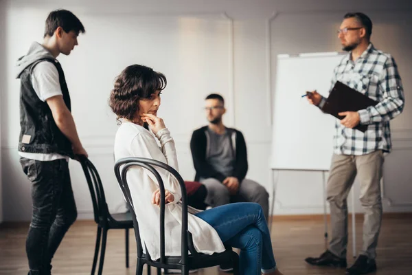 Mujer triste perdida en el pensamiento durante la reunión con el asesor social — Foto de Stock