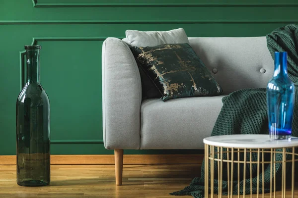 Yeşil oturma odası iç gri kanepe yakın çekim — Stok fotoğraf