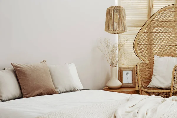 Interior del dormitorio blanco y luminoso con silla de mimbre pavo real y lámpara de ratán —  Fotos de Stock