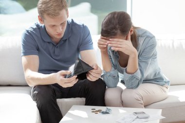 Yeni evli çift evde kendi mali sorunları bakarak oturuyor