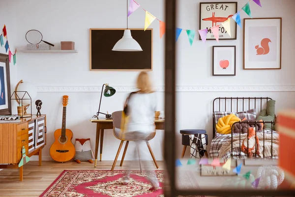 Chambre d'enfant sans sexe de style vintage avec lit et bureau — Photo