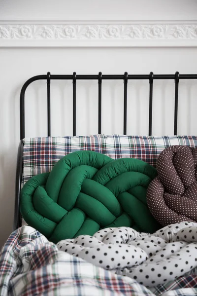 Nahaufnahme von grünem Kissen mit karierter Bettwäsche auf der — Stockfoto