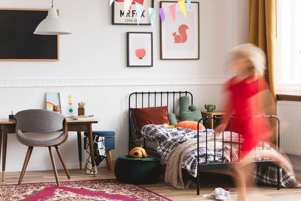 Unisex-Kinderzimmer mit Retro-Möbeln, Kunstwerken und Metall Single — Stockfoto