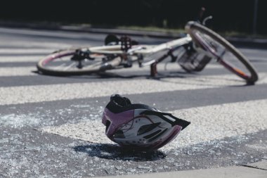 Korkunç bir trafik kazasından sonra beyaz ve pembe genç kızın kaskı kırık camların üzerinde duruyordu.