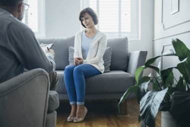 Yetişkin kadın psikoterapist ile sorunlarını çözme