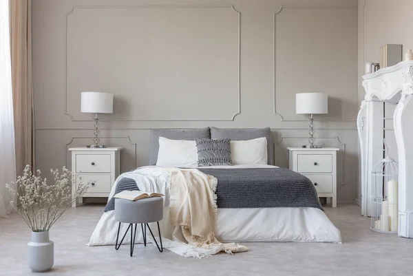 Interior de dormitorio de estilo neoyorquino con diseño simétrico, espacio de copia en la pared gris vacía — Foto de Stock
