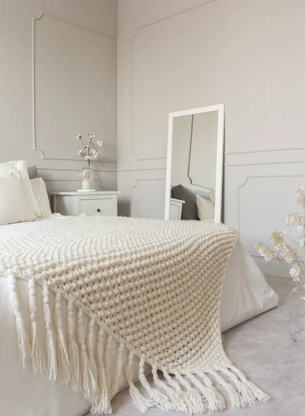Przytulny krem kolorowy wełną koc na łóżko king size w jasnej sypialni — Zdjęcie stockowe
