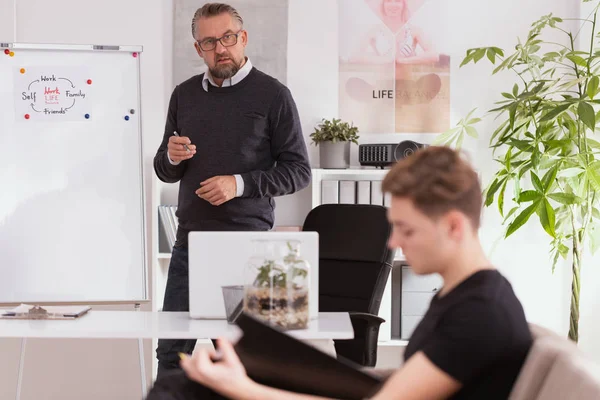 Professional psychologist and teenager explaining his problems during therapy — Stock Photo, Image