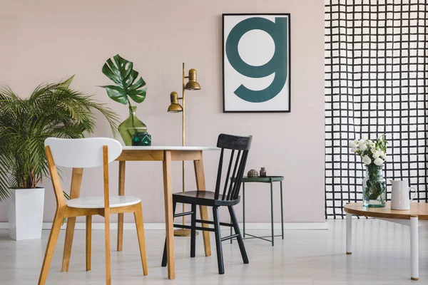 Modern plakát a pasztell rózsaszín fala elegáns nappali belső kerek, fából készült asztal székekkel — Stock Fotó