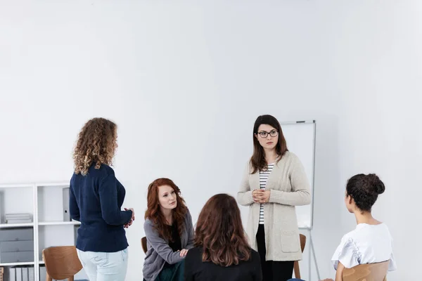 Gruppo di giovani donne che parlano sedute in cerchio. Concetto di sostegno psicologico — Foto Stock