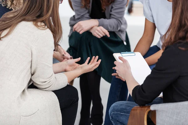 Anonyme Frauen sitzen bei Gruppensitzung im Kreis — Stockfoto