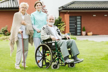 Bakıcı ile huzurevinde yaşlı çift