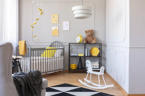 Реальне фото сірого і жовтого інтер'єру дитячої кімнати — стокове фото