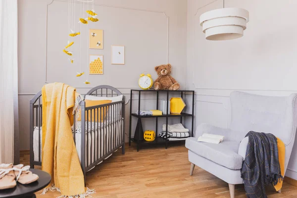 Medvídek v dětské místnosti vyzdobený žlutými včelami — Stock fotografie
