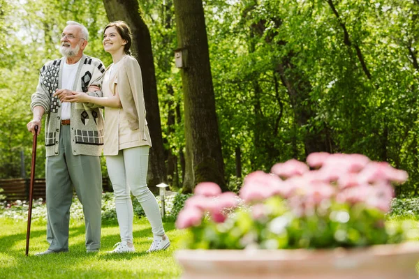 Jardin de la maison de soins infirmiers et infirmière avec patient — Photo