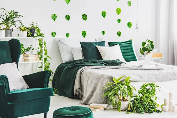 Interior do quarto branco com cama king size com roupa de cama cinza e esmeralda, selva urbana e folha verde na parede — Fotografia de Stock