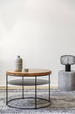 Zarif iç ahşap endüstriyel sehpa üzerinde vazo ve mum, boş duvarda kopya alanı