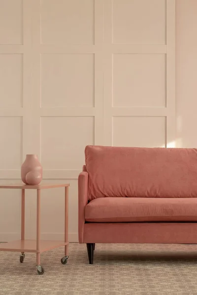 Canapea roz pastelată în interiorul camerei de zi albe, copiați spațiul pe peretele gol — Fotografie, imagine de stoc