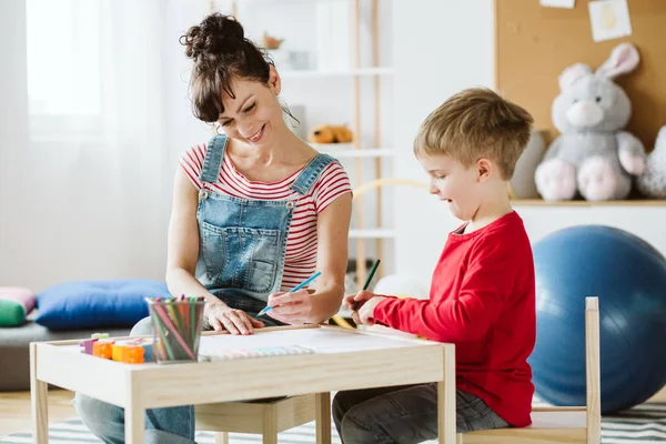 セラピーでは、子供は聞いて、より良い注意を払うような、Adhdのために自然に来ないスキルを学んでいます — ストック写真