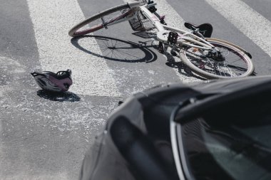 Kask araba ile çarpışma dan sonra yaya geçidinde bisiklet yanında