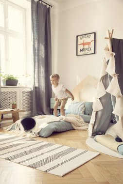 Rahat bir oyun odası iç bir şilte üzerinde atlama Çocuk