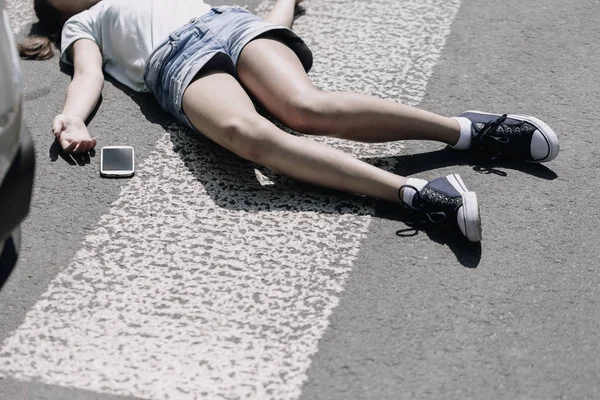 Alto ângulo na travessia de pedestres e smartphone ao lado da vítima de acidente de trânsito — Fotografia de Stock