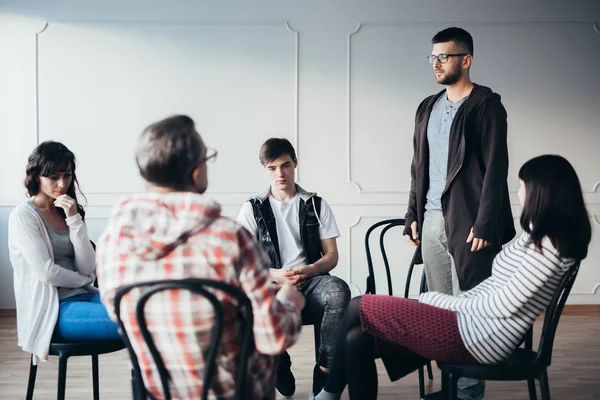 Young man admitting that he is an alcoholic during support group meeting — Stock Photo, Image
