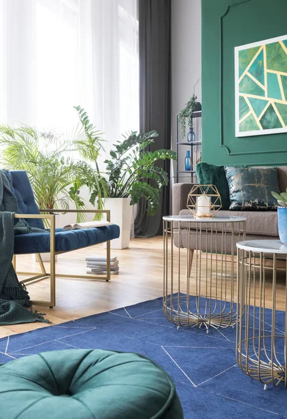 Niebieski dywan na podłodze w nowoczesnym salonie — Zdjęcie stockowe