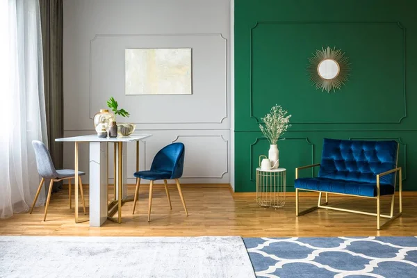 Obývací pokoj s elegantním nábytkem, skutečná fotka — Stock fotografie