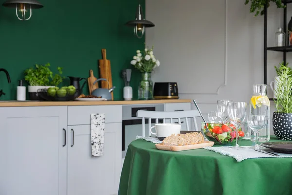 Eetkamer tafel set voor diner voor twee — Stockfoto