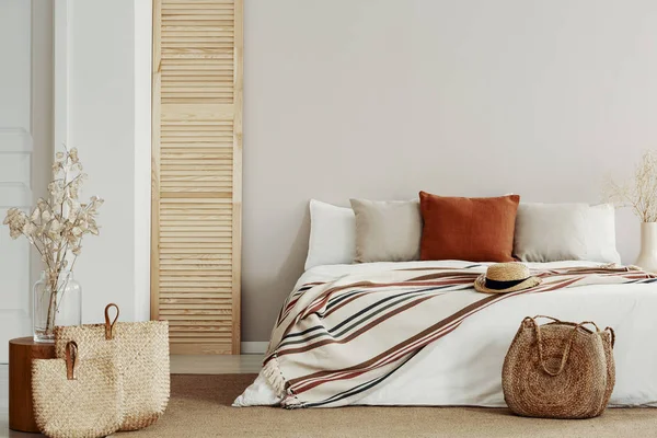 Dormitorio luminoso natural con acentos otoñales, espacio de copia en la pared vacía blanca —  Fotos de Stock