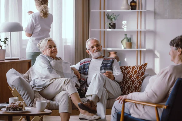 Ηλικιωμένο ζευγάρι που κάθεται στον καναπέ στο γηροκομείο — Φωτογραφία Αρχείου