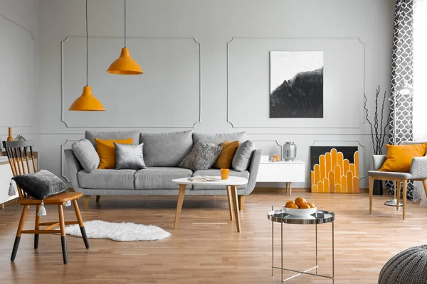 Narancs ékezetes egy szürke nappaliban belső — Stock Fotó