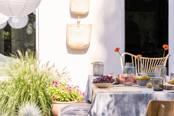 Fruits on the table in boho garden arrangement in stylish garden — Stock Photo, Image