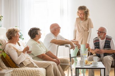Hemşirelik evde yararlı genç hemşire ile kıdemli hastalar
