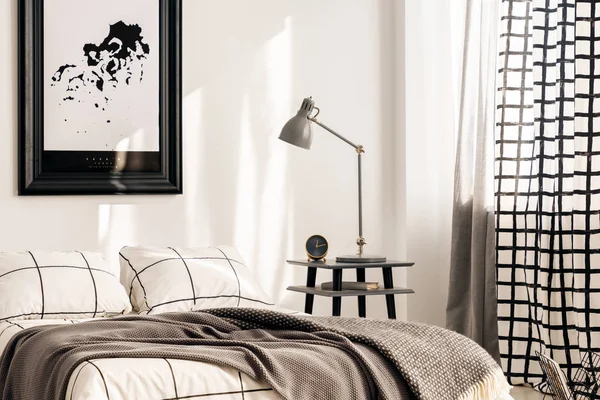 Industriële lamp op nightstand tafel naast King size bed in witte slaapkamer interieur — Stockfoto