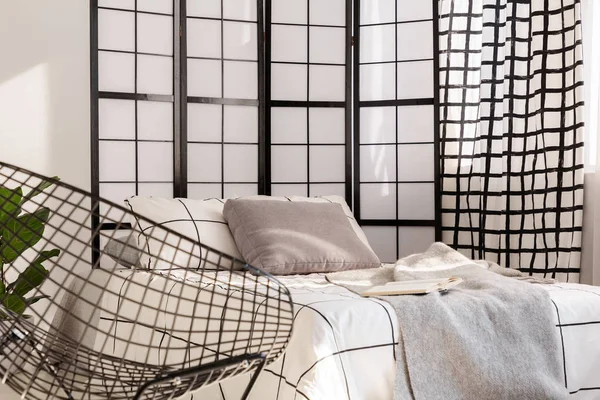 Черно-белый дизайн спальни с многолионной стеной — стоковое фото