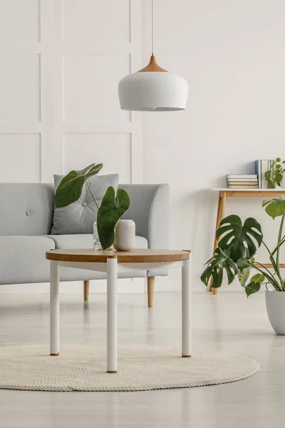 Weiße und hölzerne Lampe und Tisch im Wohnzimmer — Stockfoto