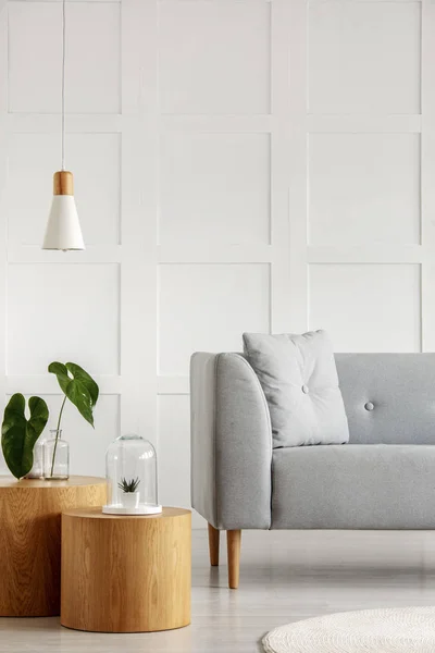 Holzhocker und graues Sofa im modernen Interieur — Stockfoto