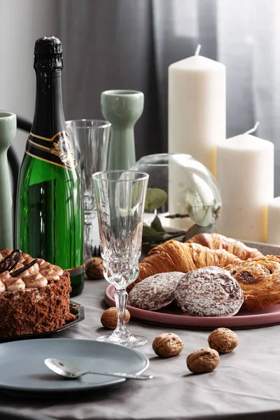 Крупный план обеденного стола на день рождения с шампанским — стоковое фото